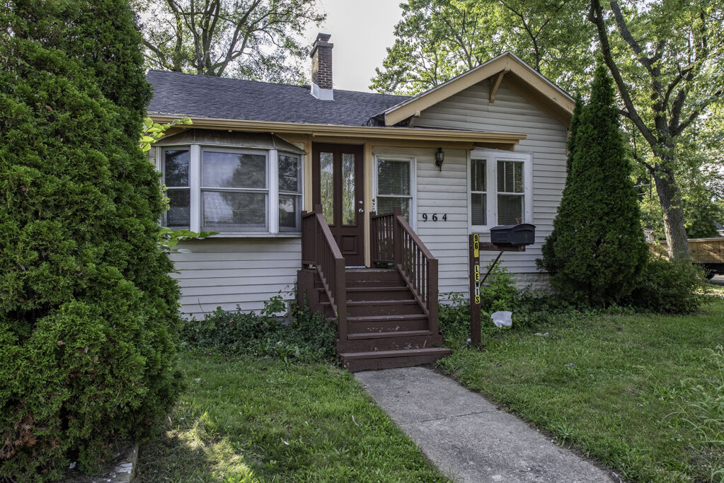 Property Photo:  964 N Lewis Avenue  IL 60085 