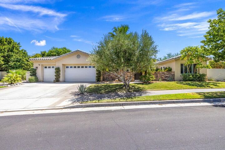 Property Photo: 19 Sherwood Road CA 92270