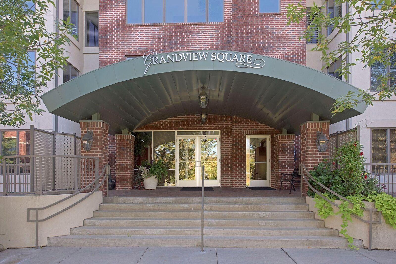 Property Photo:  5225 Grandview Square 308  MN 55436 