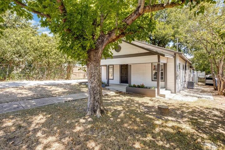 Property Photo: 930 S Vernon Avenue TX 75208
