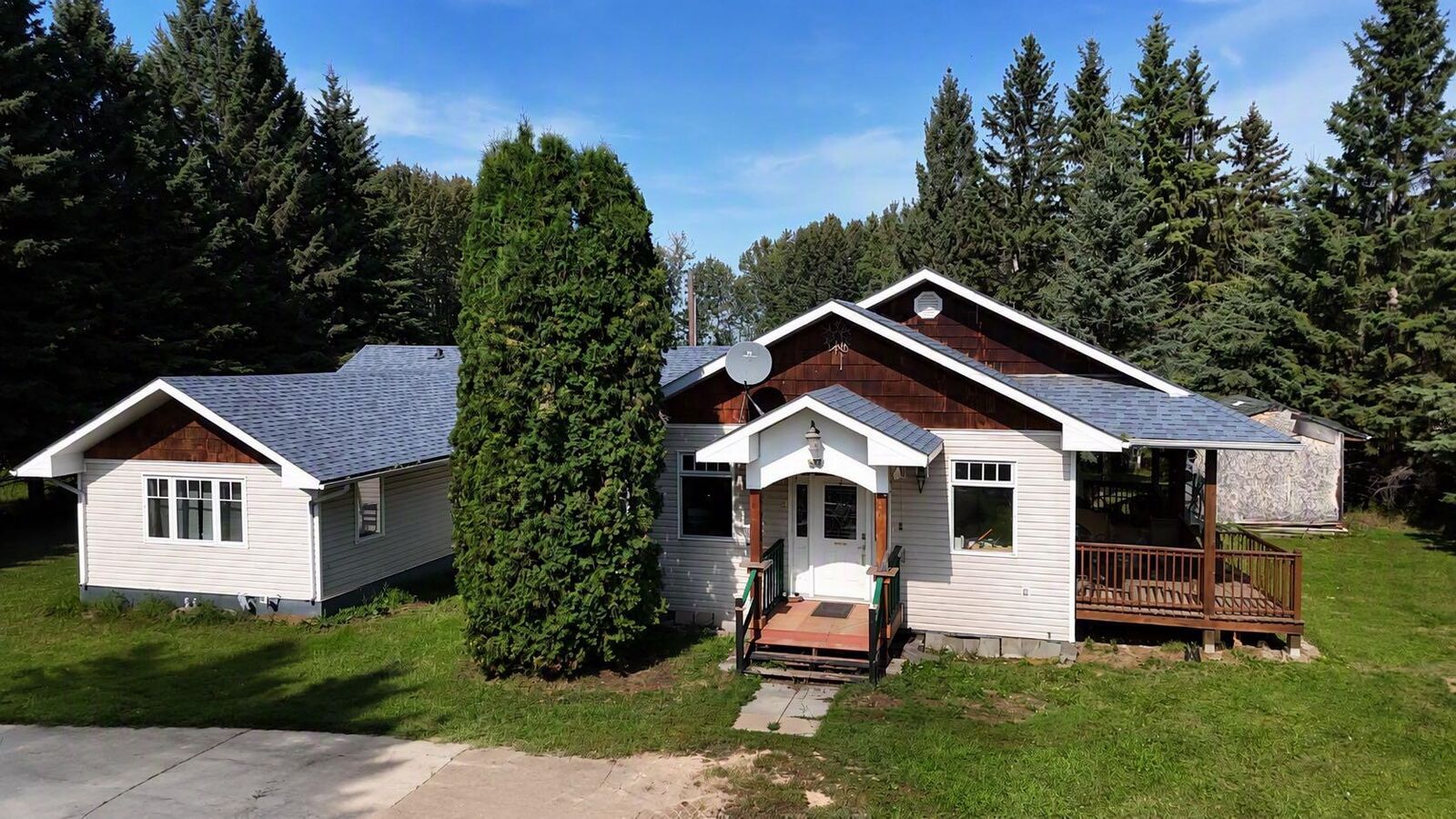 Property Photo:  Railway Avenue 1404  AB T0G 0W0 