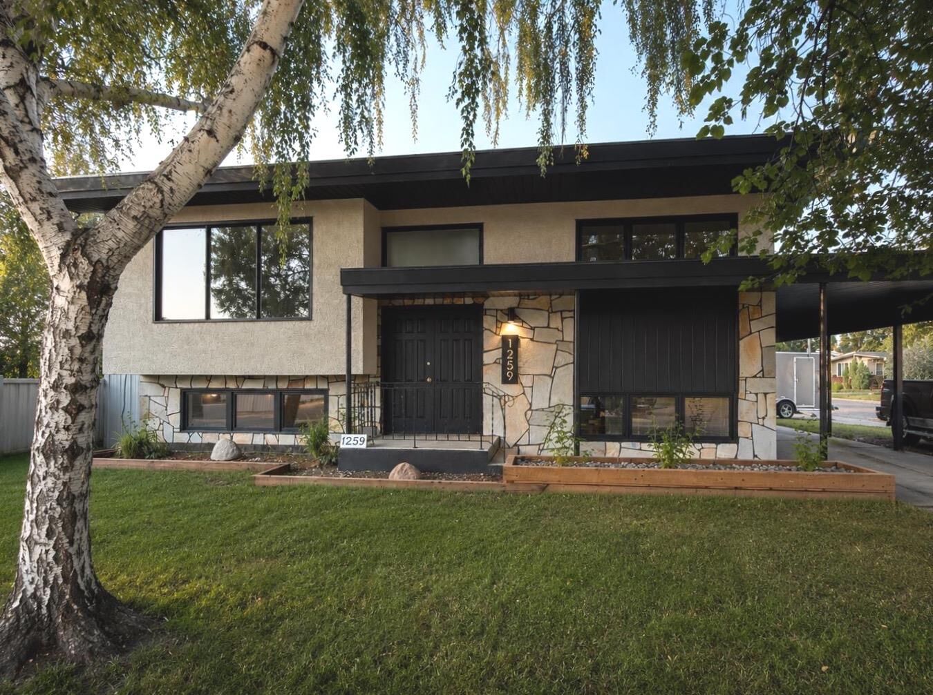 Property Photo:  1259 St Catherine Road N  AB T1H 4E9 