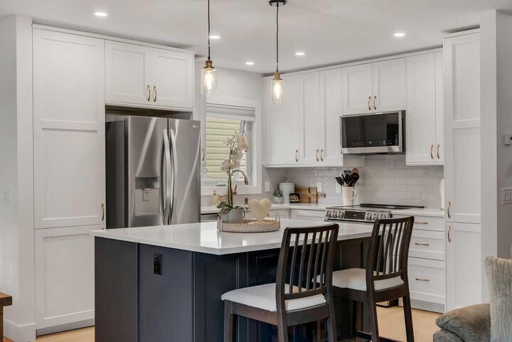 Property Photo:  95 Shawglen Rise SW  AB T2Y 1Z2 