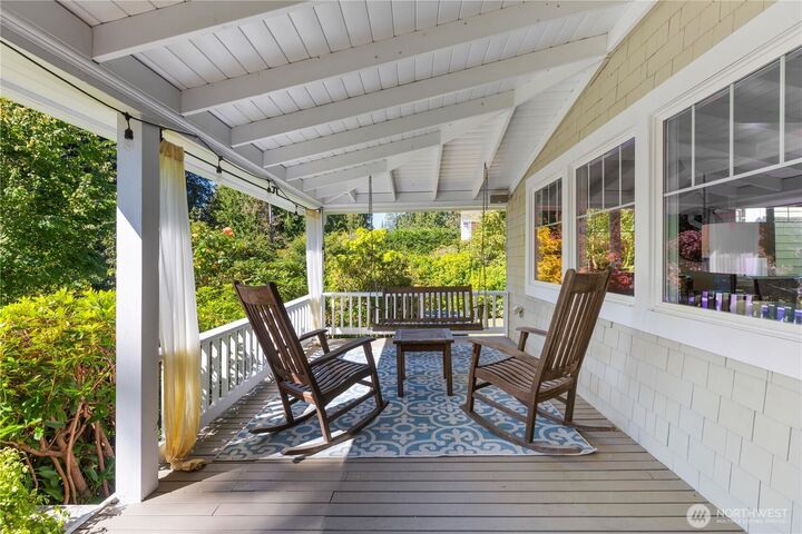 Property Photo: 9376 Endicott Street NE WA 98110