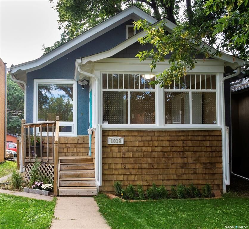 Property Photo:  1019 C Avenue N  SK S7L 1K1 