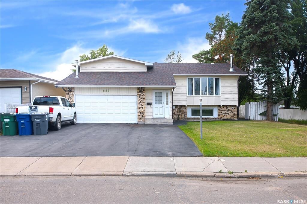 Property Photo:  823 Northumberland Avenue  SK S7L 3W3 