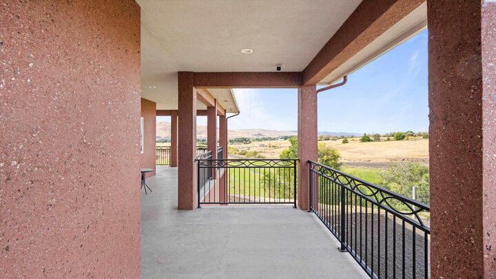Property Photo: 27446 N Case Rd WA 99350