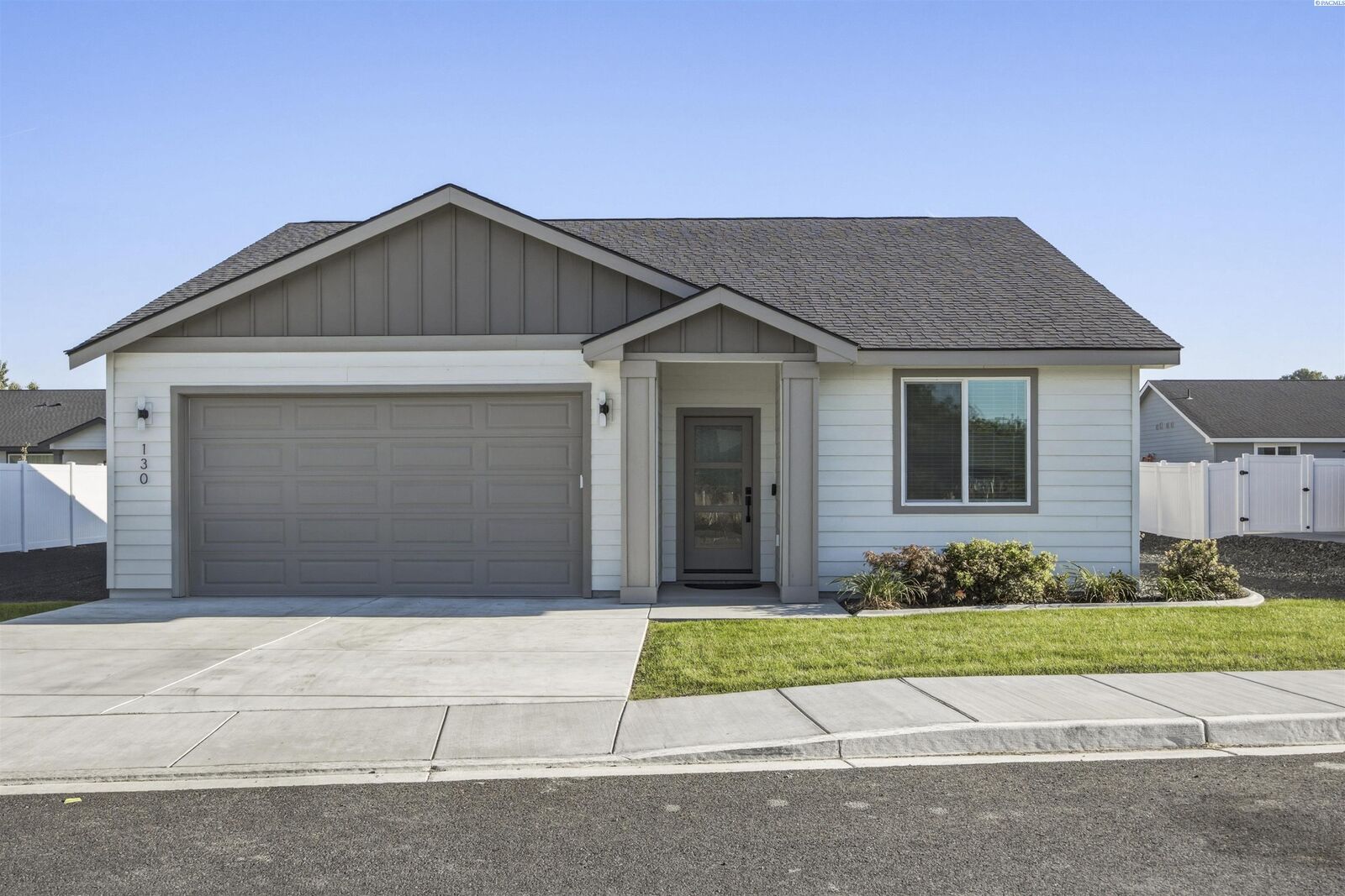 Property Photo:  130 E 25th Ave  WA 99337 