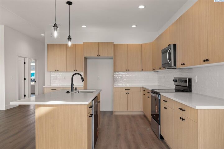 Property Photo: 6613 W 27th Ave WA 99338