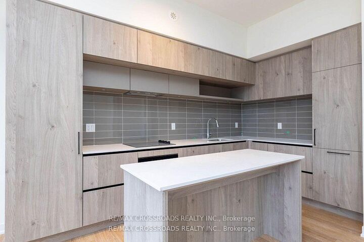 Property Photo:  10 David Eyer Road E 1212  ON L4S 0N2 