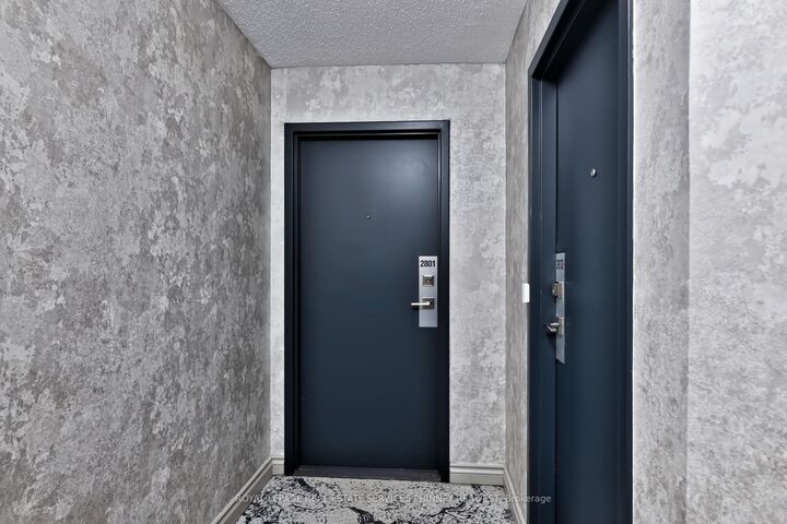 Property Photo: 3650 Kaneff Crescent 2801 ON L5A 4A1