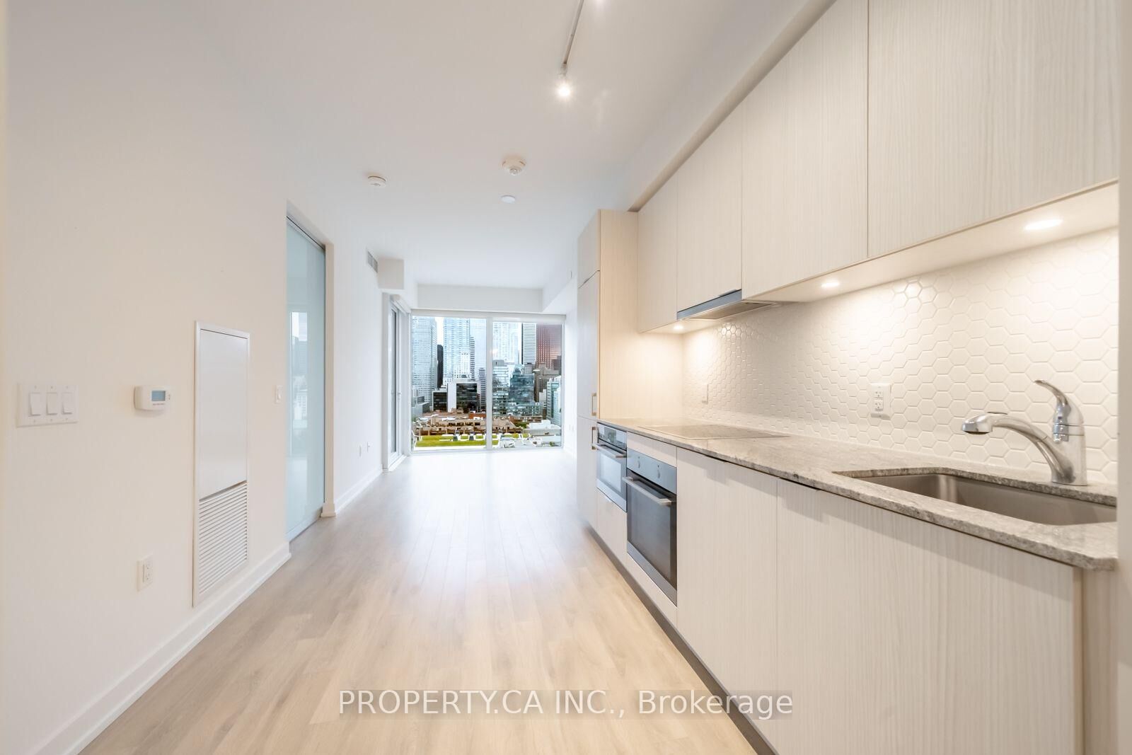Property Photo:  158 Front Street 1803  ON M5A 0K9 