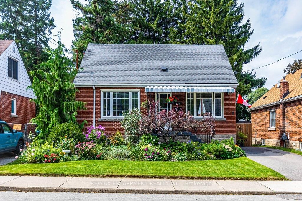 Property Photo:  112 East 13th Street  ON L9A 3Z5 