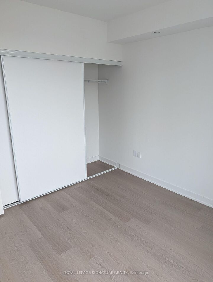Property Photo:  448 Burnhamthorpe Road W 2204  ON L5B 0R4 