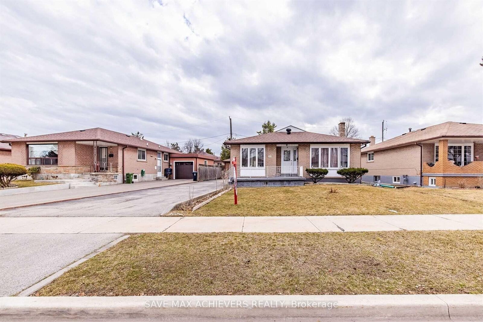 Property Photo:  44 Strathavon Drive  ON M9V 2H6 