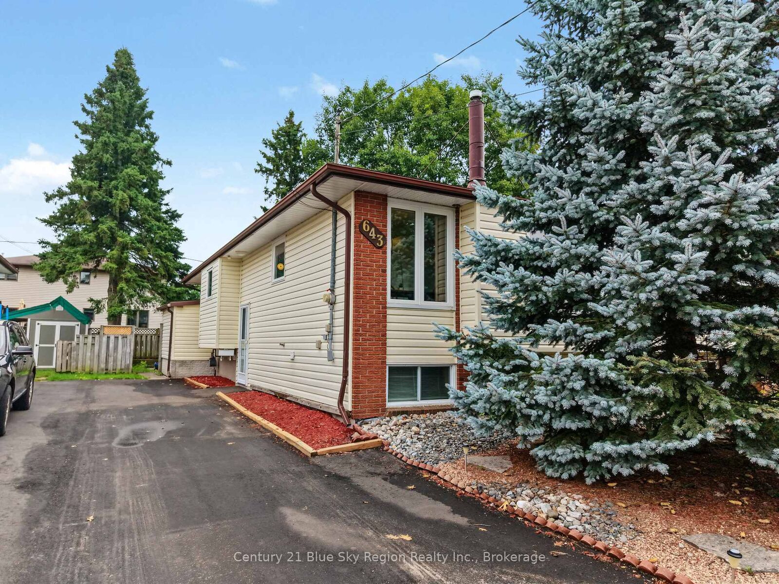 Property Photo:  643 Robarts Avenue  ON P1B 7E5 
