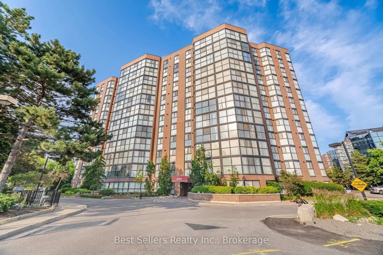 Property Photo:  2091 Hurontario Street 411  ON L5A 4E6 