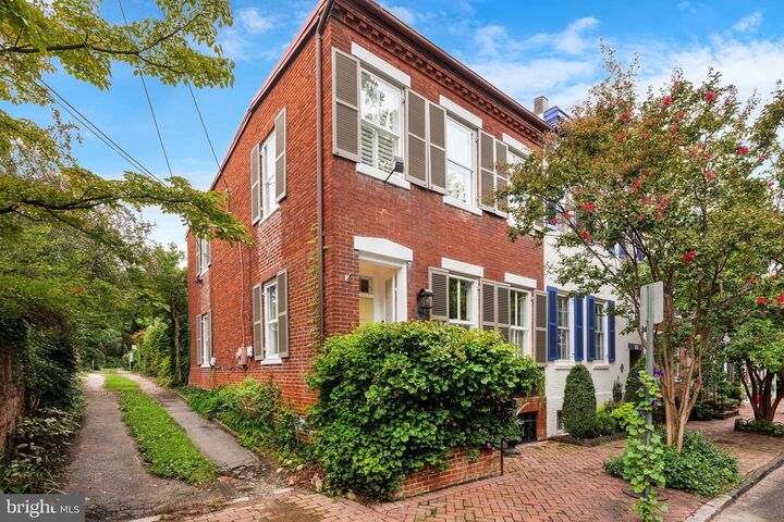 Property Photo:  206 Wolfe Street  VA 22314 