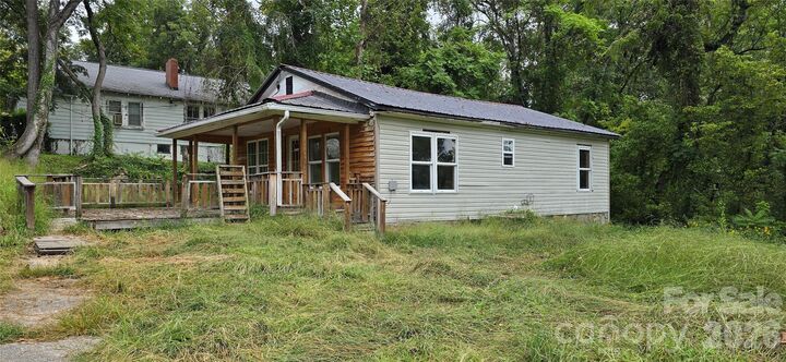 Property Photo:  502 Healan Place NW  NC 28645 