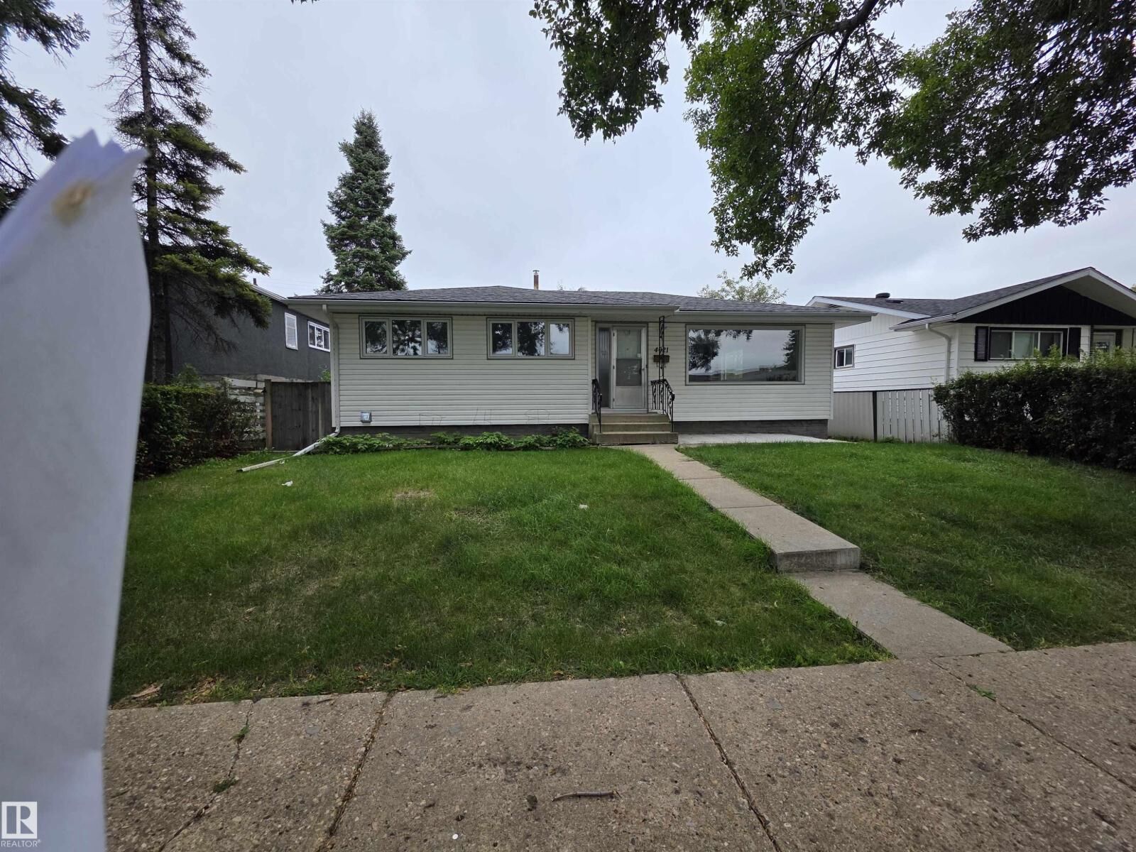 Property Photo:  4021 117 Ave Av NW NW  AB T5W 0Y1 