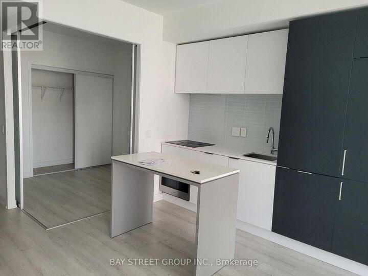 Property Photo:  33 Helendale Avenue 2108  ON M4R 0A4 