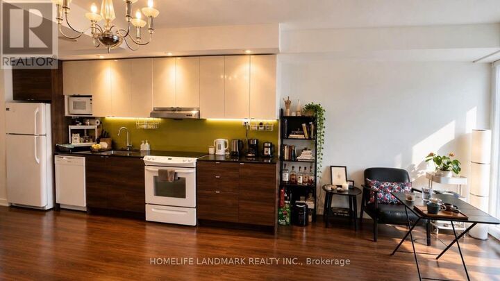 Property Photo:  121 McMahon Drive 1905  ON M2K 0C2 