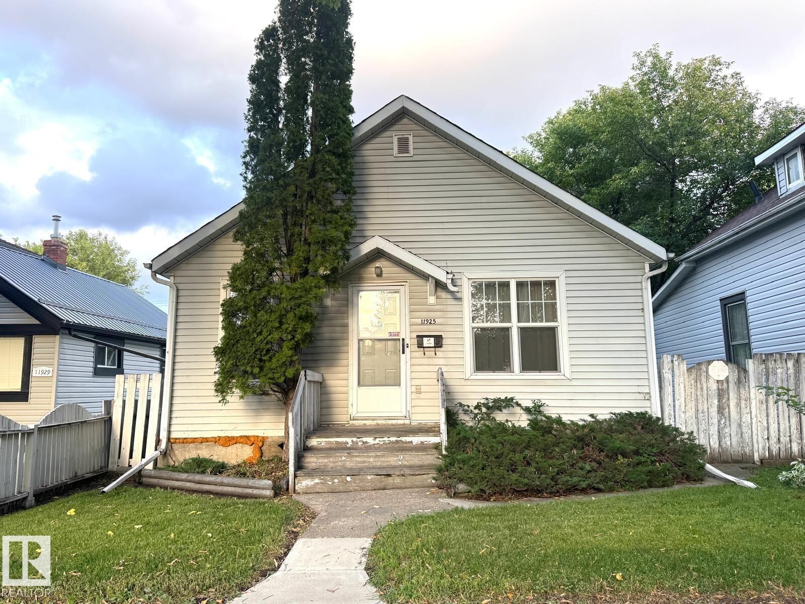 Property Photo:  11925 77 Street NW  AB T5B 2G5 