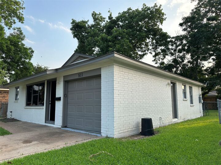 Property Photo:  511 Guyer Street  TX 77498 