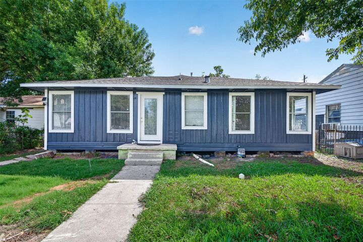 Property Photo: 216 Eastway Street TX 77547