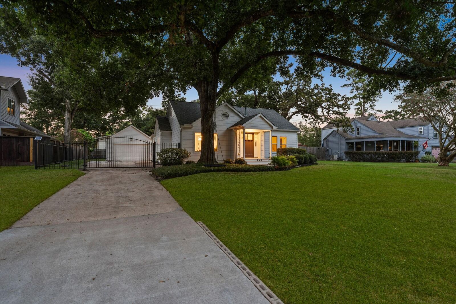 Property Photo: 742 W 42nd Street TX 77018
