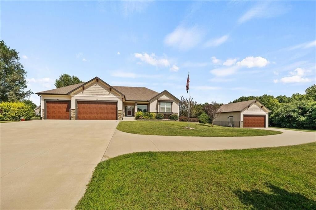 Property Photo:  18220 Prairie View Drive  KS 66086 