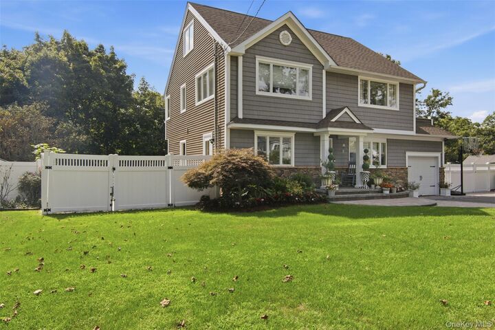 Property Photo:  8 Glen Way  NY 11755 