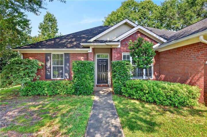 Property Photo:  1628 Ashmoor Drive W  AL 36695 