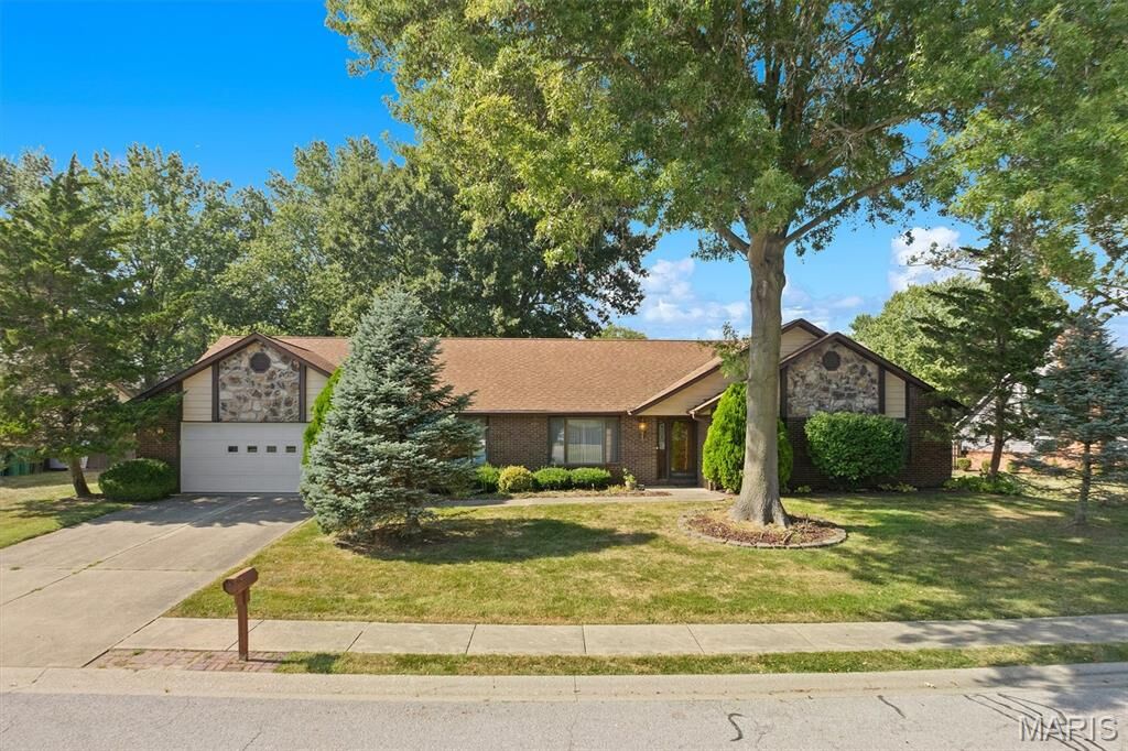 Property Photo: 1027 Shadow Ridge Crossing IL 62269