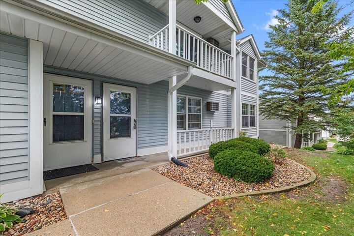 Property Photo:  621 Barrington Ct  WI 53095 