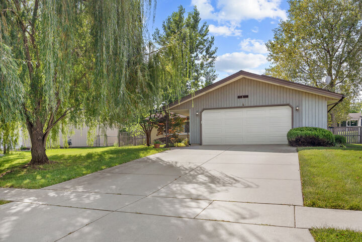 Property Photo:  124 Patricia Drive  IL 60193 