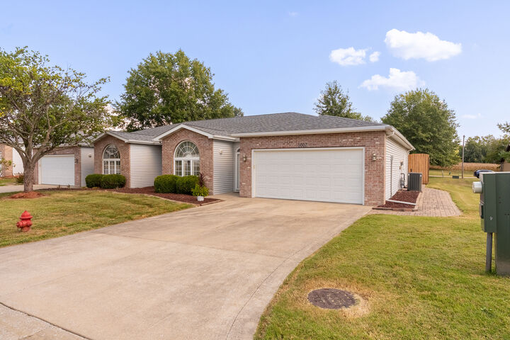 Property Photo: 1017 Villa Court IL 62901