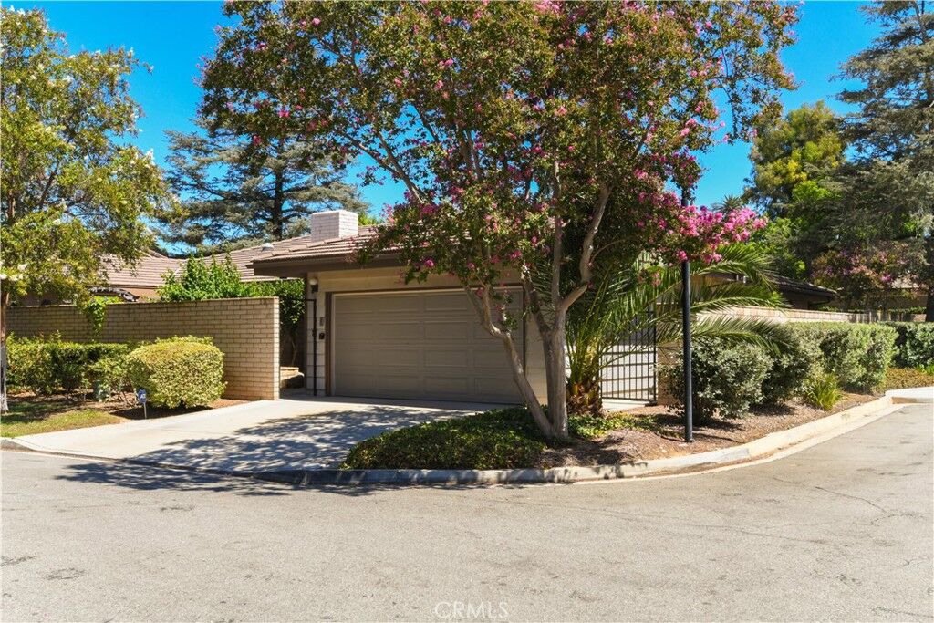Property Photo:  5468 Apricot Lane  CA 92506 