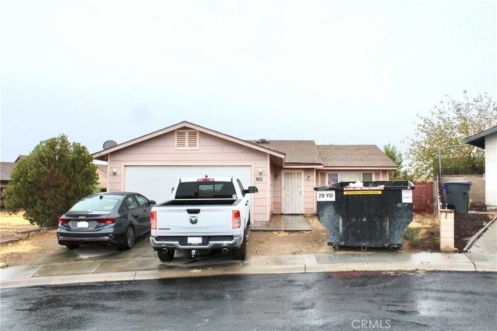Property Photo: 951 Chateau Way CA 92311