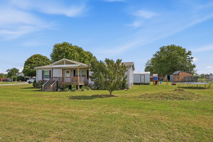 Property Photo: 136 Hawkins Dr TN 37166