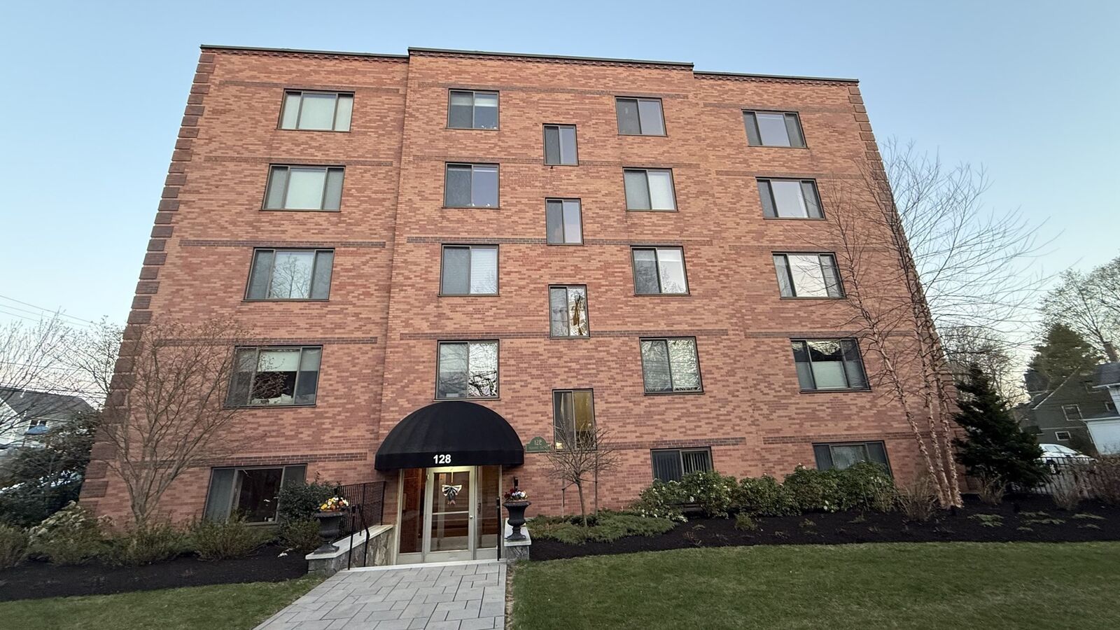 Property Photo:  128 Pleasant St 201  MA 02476 
