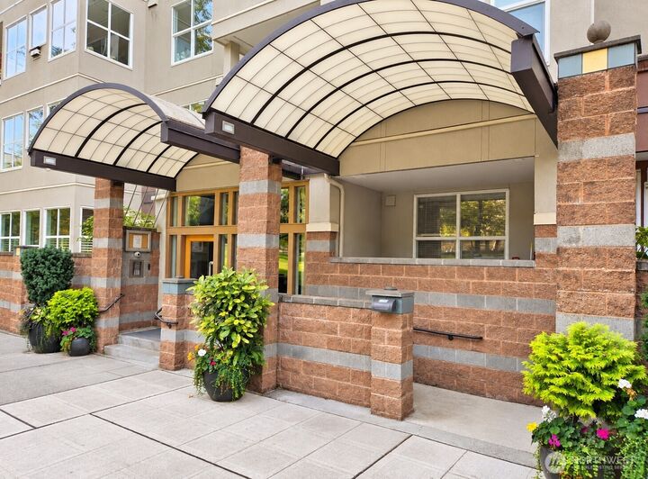 Property Photo: 10045 NE 1st Street 124 WA 98004