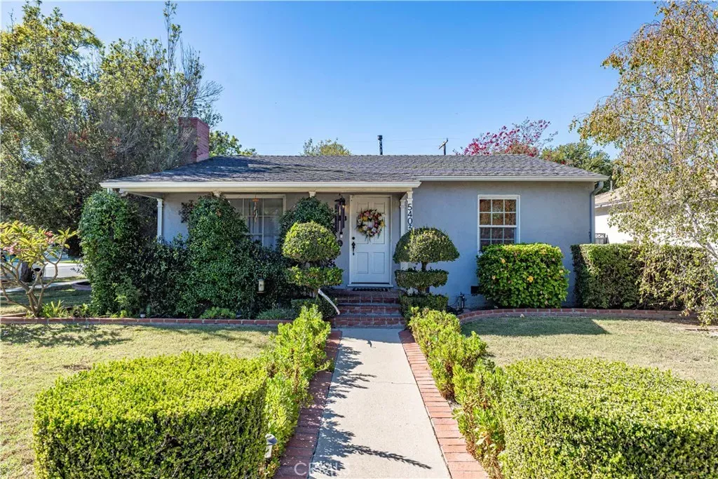 Property Photo:  5403 E Daggett  CA 90815 