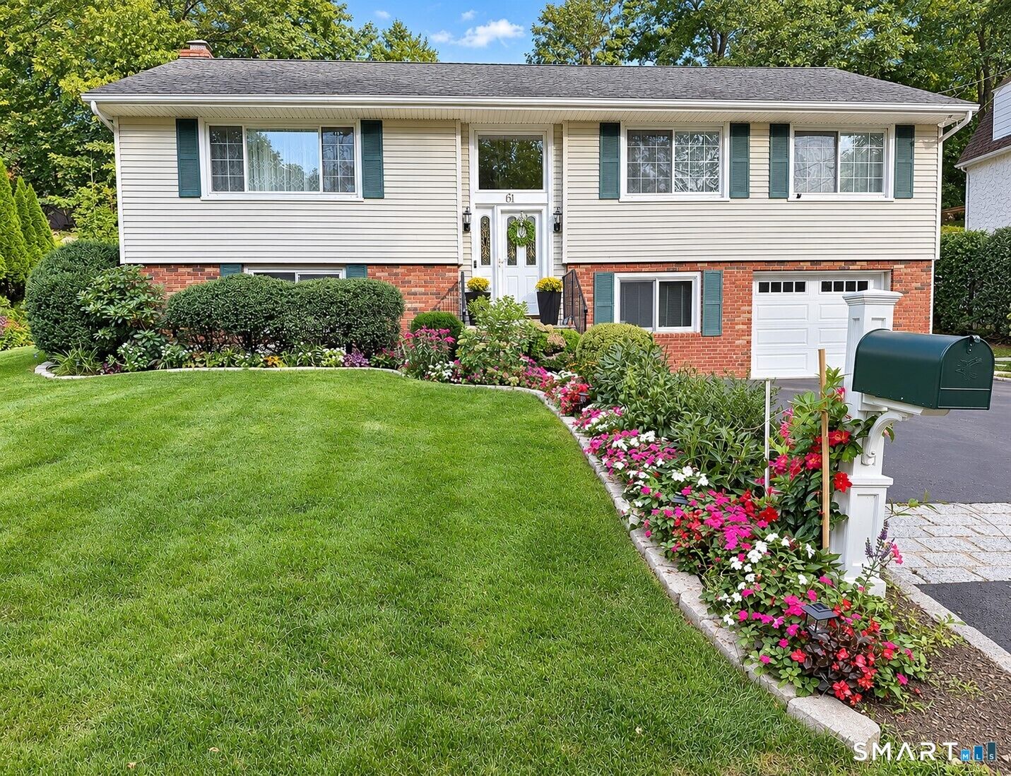 Property Photo:  61 Center Drive  CT 06870 