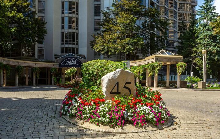 Property Photo:  45 Kingsbridge Garden Circle 808  ON L5R 3K4 