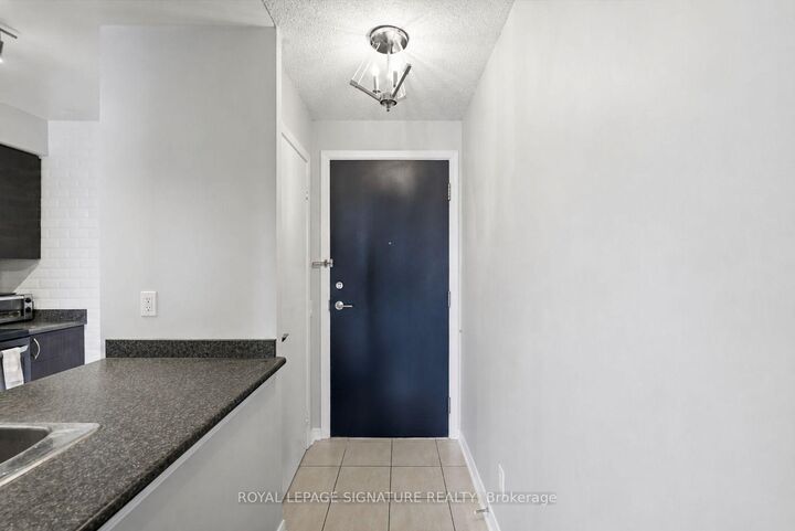 Property Photo:  60 Heintzman Street 1319  ON M6P 5A1 