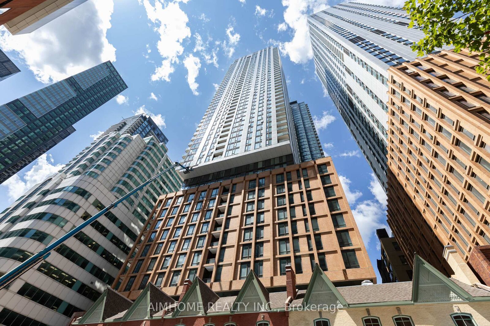 Property Photo:  8 Widmer Street 4012  ON M5V 2E7 