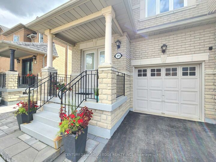 Photo de la propriété: 19 Kingly Crest Way ON L4H 1M8