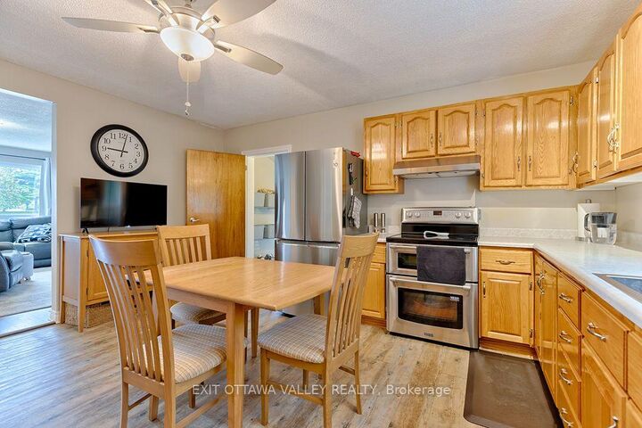 Property Photo:  39 Creek Street  ON K0J 2L0 