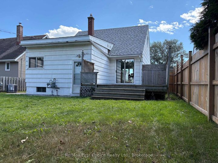 Property Photo:  271 Christina Street W  ON P7E 4P5 